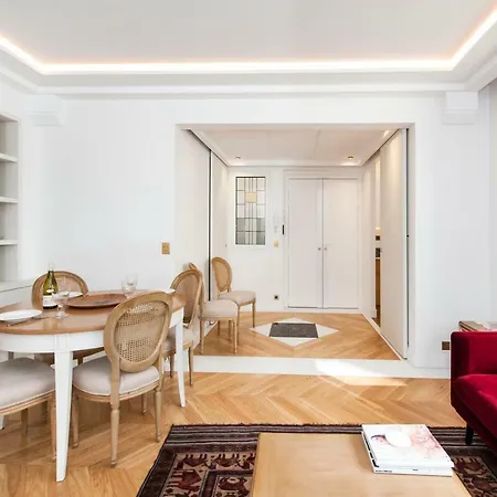 Luxury Montaigne Apartament