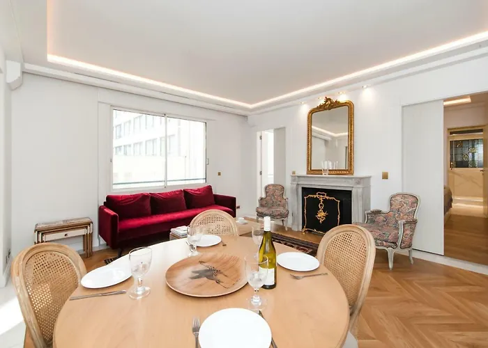 Luxury Montaigne *